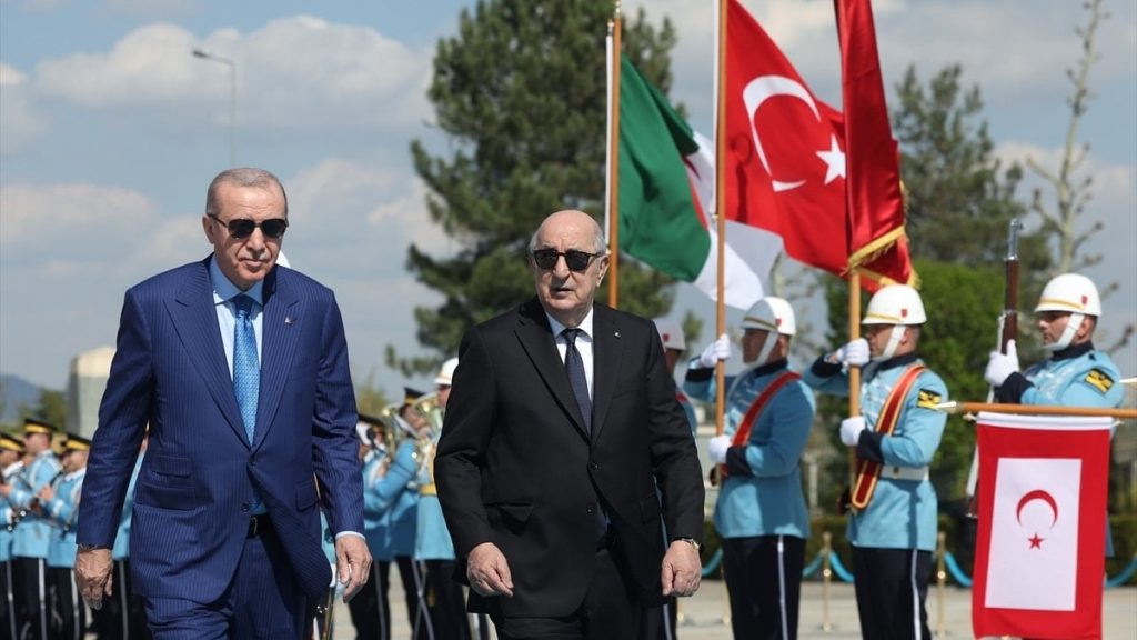 Cumhurbaşkanı Erdoğan, Cezayir Cumhurbaşkanı Tebbun’u Külliye’de resmi törenle karşıladı